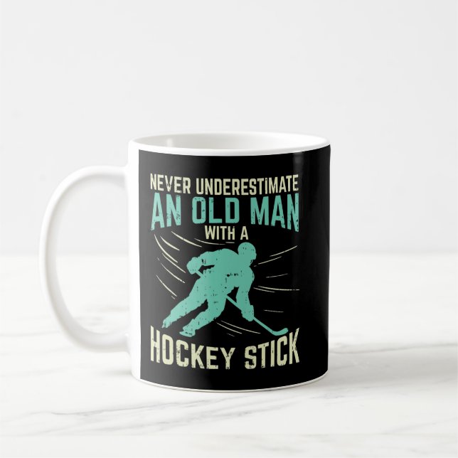 Caneca De Café Mens Nunca Subestimam Um Velho Com Hóquei  (Esquerda)