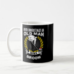 Caneca De Café Mens nunca subestimam um Velho com um Curvo