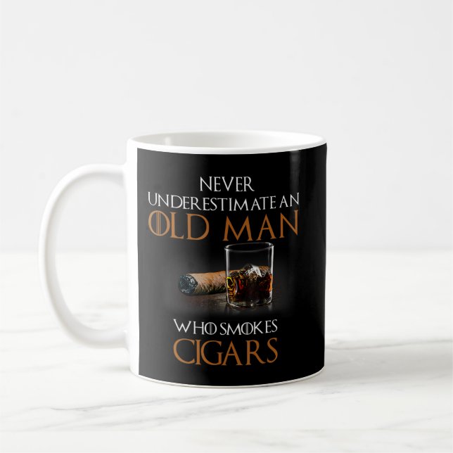Caneca De Café Mens Nunca Subestimam Um Velho Que Fuma Cig (Esquerda)