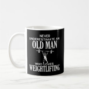 Caneca De Café Mens Nunca subestime um velho que ama vadia