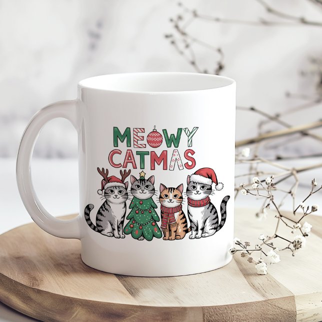 Caneca De Café Meowy Catmas Cute Christmas Cats – Funny Holiday (Meowy Catmas Cute Christmas Cats – Funny Holiday Coffee Mug on a wooden kitchen table.)