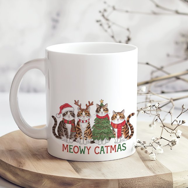 Caneca De Café Meowy Catmas Funny Christmas Cats Holiday Gift (Meowy Catmas Funny Christmas Cats Holiday Gift Coffee Mug on a boho kitchen table.)