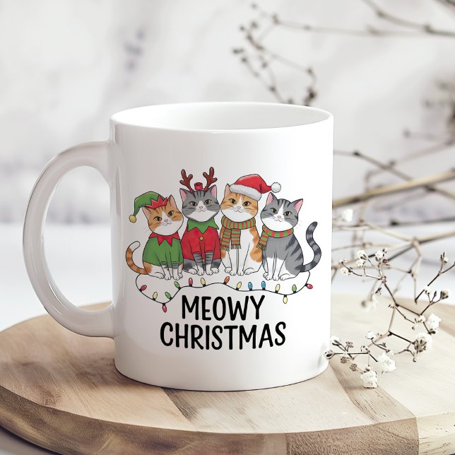 Caneca De Café Meowy Christmas Funny Cat - Holiday Cat Lovers (Meowy Christmas Funny Cat Holiday Mug for Cat Lovers on a wooden kitchen table.)