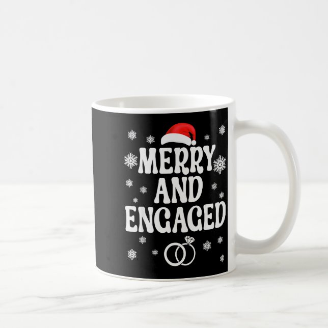 Caneca De Café Merry And Engaged Couple Christmas Matching Pajama (Direita)