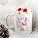 Caneca De Café Merry & Bright Christmas<br><div class="desc">Festive holiday mug features the quote "merry and bright" in vibrant,  colorful red and aqua typography.</div>