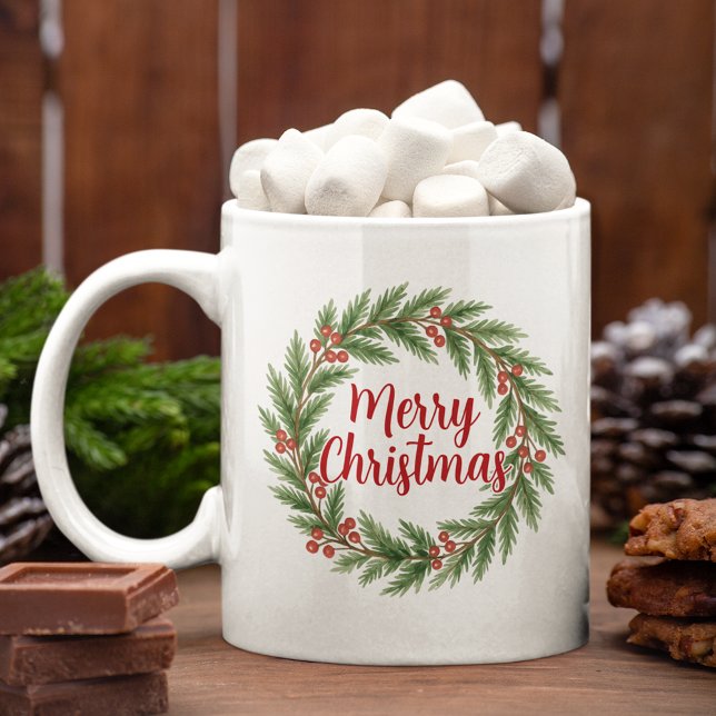 Caneca De Café Merry Christmas On Red Green Holly Wreath Holiday (Criador carregado)