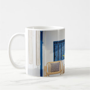 Caneca De Café Mesa e duas cadeiras, perto da piscina de nataçã