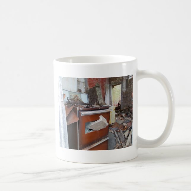 Caneca De Café Mess abandonada em negócios abandonados (Direita)