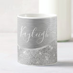 Caneca De Café Metálico Personalizado Da Glitter De Prata Glam<br><div class="desc">Personalize facilmente este metal escovado prateado e uma caneca de café com padrão de brilho falso glamouroso com seu próprio nome personalizado.</div>