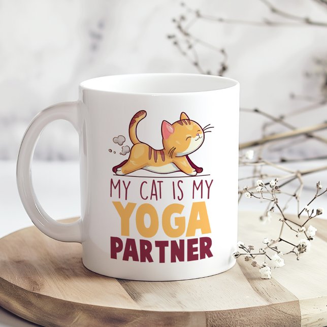 Caneca De Café "Meu gato é meu parceiro de ioga" Engraçado ("My Cat is My Yoga Partner" Funny Coffee Mug on a boho kitchen table with tiny white flowers)