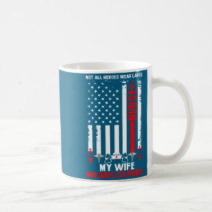 Caneca De Café Minha esposa usa uniforme de enfermeira bandeira a