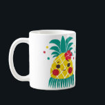 Caneca De Café Miss Hawaiian Pineapple<br><div class="desc">A ilustração do padrão do abacaxi havaiano inspirada na fantasia e acessórios do dançarino hula hawaiano enquanto o abacaxi é idêntico como fruta tropical. Use a opção de cores brilhantes para mostrar frescura e atmosfera tropical. A ilustração é a utilização da técnica de pintura a aquarela.</div>