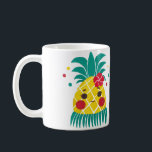 Caneca De Café Miss Hawaiian Pineapple<br><div class="desc">A ilustração do padrão do abacaxi havaiano inspirada na fantasia e acessórios do dançarino hula hawaiano enquanto o abacaxi é idêntico como fruta tropical. Use a opção de cores brilhantes para mostrar frescura e atmosfera tropical. A ilustração é a utilização da técnica de pintura a aquarela.</div>