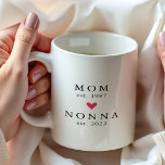 Caneca de Café Modern Mom | Nonna Ano de Est.<br><div class="desc">Design minimalista simplesmente perfeito apresentando ano de est. como uma Mãe e ano de est. como uma Nonna com um coração vermelho.  Um presente maravilhoso que certamente será apreciado por muitos anos.</div>