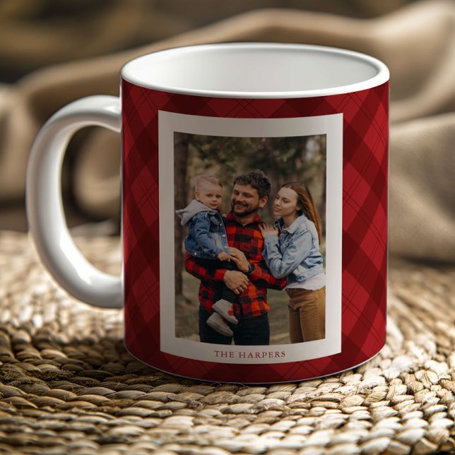 Caneca De Café Modern Red Plaid Rustic Monogram Photo Christmas (Modern red plaid rustic monogram photo Christmas mug.)