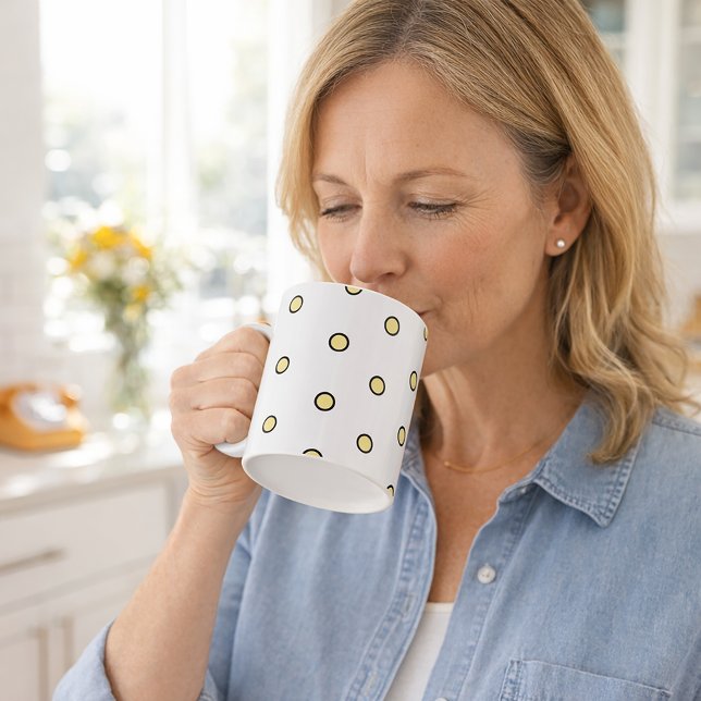 Caneca De Café Modern Yellow Circle Dot Pattern Geometric (A mug with a yellow circle pattern with a black outline.)