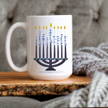 Caneca De Café Moderno Hanukkah Menorah Festival das Luzes<br><div class="desc">Feliz Hanukkah! Esta menorah exclusiva apresenta um design moderno,  simples e chic com mensagens de script. Ele foi projetado para uma caneca de 15 onças,  mas também está disponível em 11 onças. Além disso,  é máquina de lavar louça e micro-ondas segura.</div>