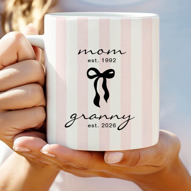 Caneca De Café Mom to Granny Est Mug with Bow (Criador carregado)