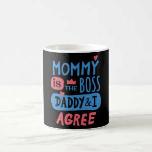 Caneca De Café Mommy is the boss Daddy and I agree