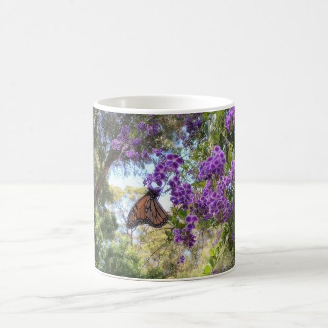 Caneca De Café Monarch Butterfly on Purple Flowers (Centro)
