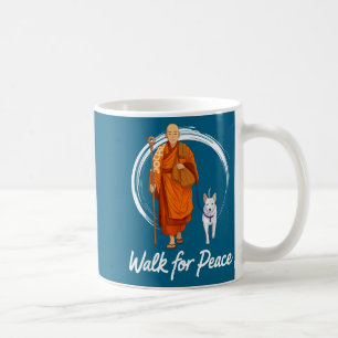 Caneca De Café monges andando pela paz e cão aloka caminham pela 