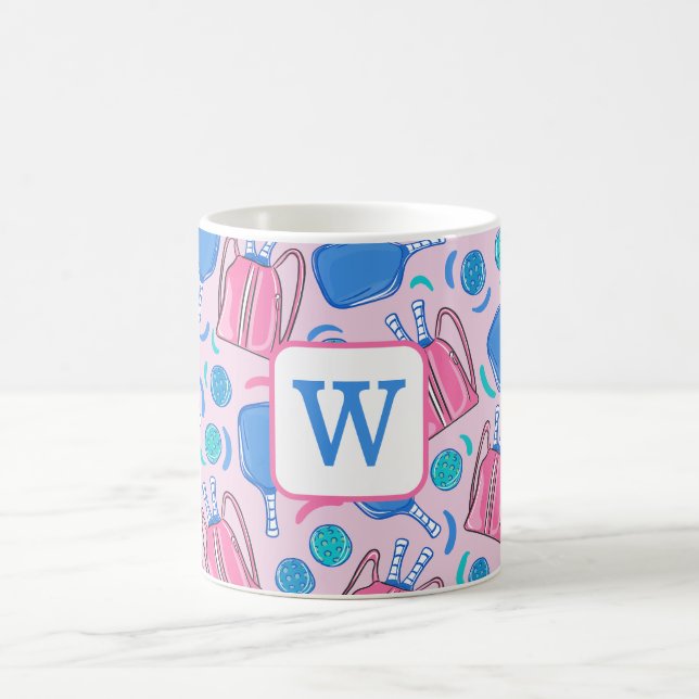 Caneca De Café Monogram Pickleball Paddles and Balls Pink Preppy  (Centro)