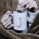 Caneca De Café Monograma Botânico Floral | Elegante de texto pers<br><div class="desc">Ao editar esta caneca,  você poderá escolher sua própria letra de monograma floral. Se você tiver algum problema ao tentar encontrar sua carta (A-Z),  entre em contato conosco através da página de contato do designer e voltaremos em 24 horas.</div>