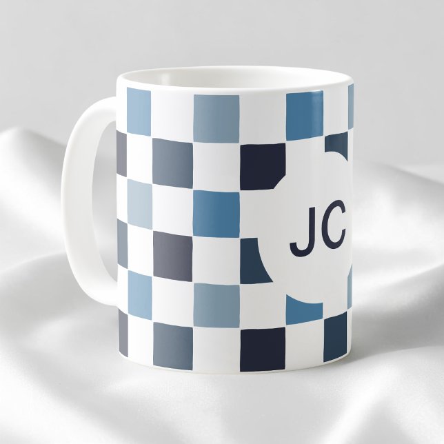 Caneca De Café Monograma branco branco branco com verificação sim (Monogram Checkered Blue White Modern Simple Coffee Mug)
