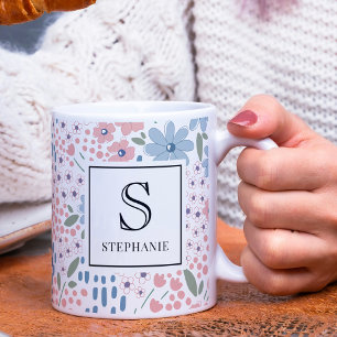 Caneca De Café Monograma com padrão de flores caprichosas rosa e