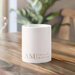 Caneca De Café Monograma - Cor-De-Rosa Personalizada - Nome E Nom<br><div class="desc">Aproveite as suas bebidas favoritas com estilo com o nosso Monograma Mínimo - Pastel Pink Mug Personalizado. Apresentando um fundo cor-de-rosa macio, esta caneca elegante é enfeitada com uma inicial de monograma elegante e seu nome personalizado em uma fonte moderna. Perfeito para café, chá ou chocolate quente, essa caneca combina...</div>