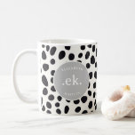 Caneca De Café Monograma da Cinza de Abstrato de Cachorro Dalmáti<br><div class="desc">A Cinza-padrão de Abstrato de Cachorro-Dalmático Monograma Coffee Mug oferece um toque personalizado para amantes de cães. Adorada com um design abstrato moderno com pontos Dalmacianos, esta caneca é personalizada com suas iniciais, fazer-a uma adição exclusiva ao seu cozinheiro. Perfeito para desfrutar de suas bebidas favoritas, ele serve como um...</div>