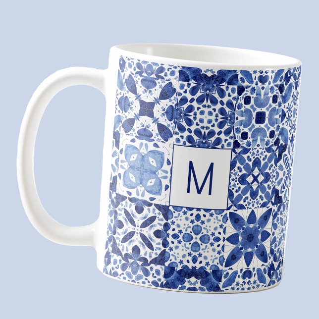 Caneca De Café Monograma de Azulejo Branco Branco Azul-mediterrân (Modern Mediterranean tile watercolor blue and white pattern personalized monogram initial coffee mug)