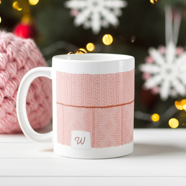 Caneca De Café Monograma de Capa de Suéter Rosa Midro e Quente (Cozy & Warm Knitted Pink Sweater Sleeve Monogram Coffee Mug)