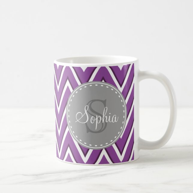 Caneca De Café Monograma de Cinza de padrão Chevron Roxo Trendy (Direita)