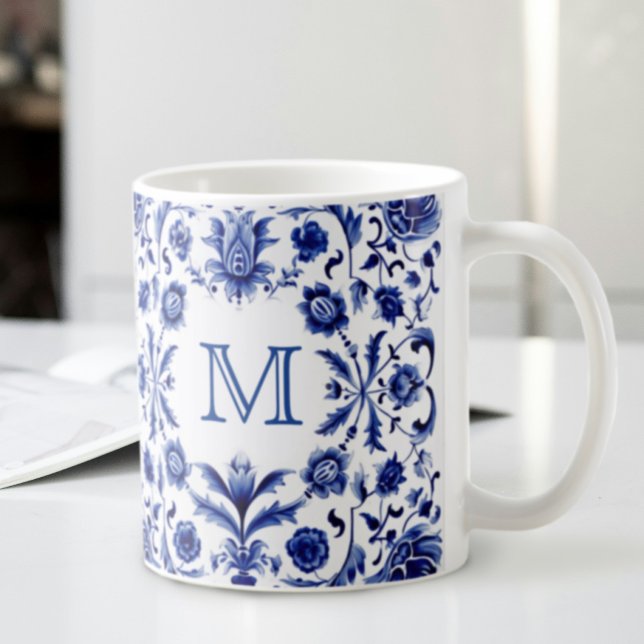 Caneca De Café monograma de design azul delft (Criador carregado)