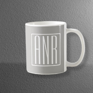 Caneca De Café Monograma de Iniciais Branco no Cinza Claro