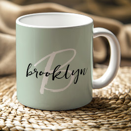 Caneca De Café Monograma de letra manuscrita verde sage preto e b