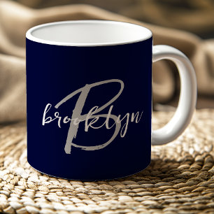 Caneca De Café Monograma de Roteiro Moderno Azul Marinho Cinza Br