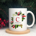 Caneca De Café Monograma do Elegante Red Christmas Greenery<br><div class="desc">Um belo design floral de aquarela de Natal com folhas verdes e molduras de bagas vermelhas,  sua elegante inicial de monograma personalizada e nome que pode ser personalizado.</div>