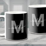 Caneca De Café Monograma do Nome Branco Preto Glamoroso<br><div class="desc">Personalizado, Preto Moderno E Branco, Nome Inicial Do Script Monograma Coffee Mug. Esta caneca monográfica elegante combina um estilo moderno minimalista com um aspecto simples, mas na moda, perfeito para qualquer amante de café ou chá. Apresentando uma cinza inicial em negrito sobre fundo preto e um nome de script branco,...</div>