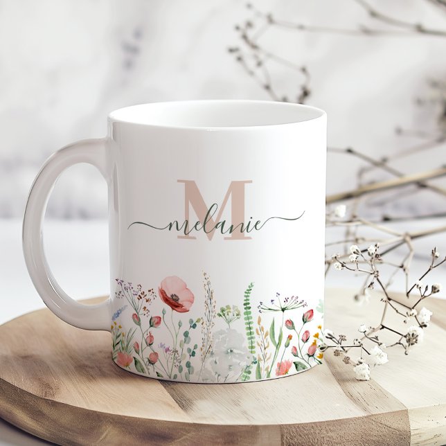 Caneca De Café Monograma do Nome Personalizado do Prado de Flores (Wildflower Meadow Custom Name Monogram Coffee Mug on a sunny boho wooden kitchen table.)