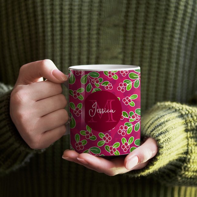 Caneca De Café Monograma do padrão da folhagem de amora festiva (Fuchsia Festive Cranberry Pattern Monogram Mug)