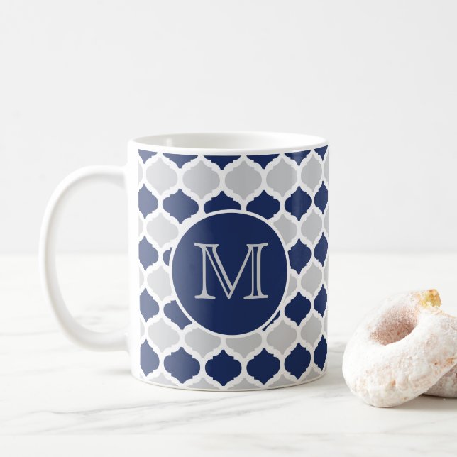 Caneca De Café Monograma do Quatrefoil marinho Azul e Cinza (Com Donut)