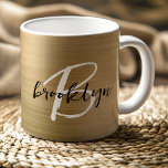 Caneca De Café Monograma Dourado de Script Branco Preto e Bruto<br><div class="desc">Esta elegante caneca de café personalizada apresenta um monograma e primeiro nome em uma escrita moderna em preto e branco sobre fundo de metal escovado a ouro.</div>