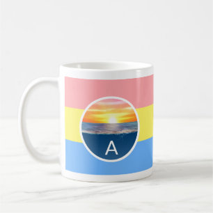 Caneca De Café Monograma e nascer do sol no oceano em cores pasté