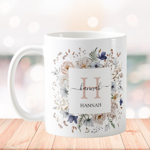 Caneca De Café Monograma Elegante Flores Azuis Bege Floral Bonito