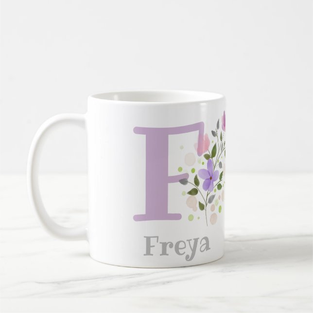 Caneca De Café Monograma F e Nome Freya com Flores (Esquerda)