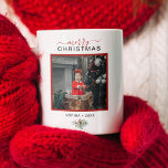 Caneca De Café Monograma Feliz Natal - Foto Holly<br><div class="desc">Apresentando nosso exclusivo Café de Natal Personalizado Mug — um equilíbrio perfeito entre utilidade e sentimento. Esta caneca de um tipo oferece um ponto único para apresentar a sua foto tesourada, transformando um item do dia a dia em uma merecedora. As palavras "Feliz Natal" estão lindamente colocadas na tipografia moderna...</div>