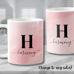 Caneca De Café Monograma feminino elegante rosa<br><div class="desc">Esta caneca de na moda e monograma de tendência apresenta um fundo de aquarela cor-de-rosa pincelada, com um nome personalizado de caligrafia inicial e de script exibido elegantemente abaixo. A design feminina e macia exude uma vibração gira e fofa, fazer-a um acessório perfeito para o café ou chá matinal. Quer...</div>