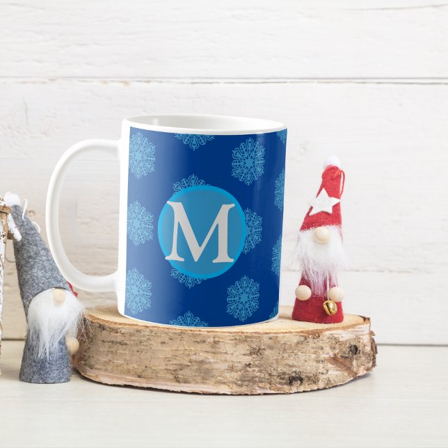 Caneca De Café Monograma Flocos de neve azuis "M" iniciais (Single "M" Initial Blue Snowflake Coffee Mug)